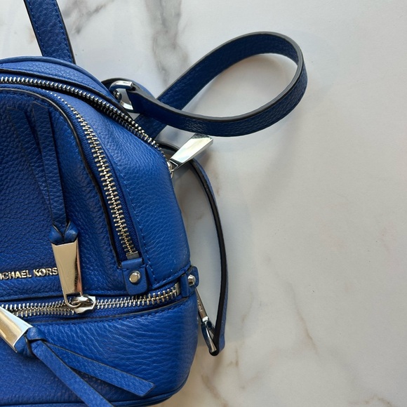 MICHAEL KORS RHEA ZIP ELECTRIC BLUE LEATHER SILVER XS X-BODY BACKPACK BAG - Picture 5 of 10